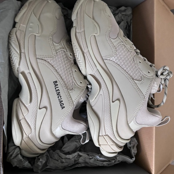 Triple S beige Balenciaga shoes - Picture 2 of 4